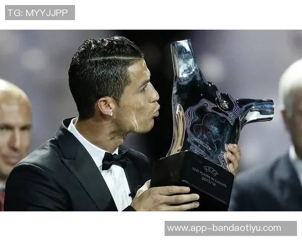 德约赞同C罗追求千球目标的坚定态度与严肃表情